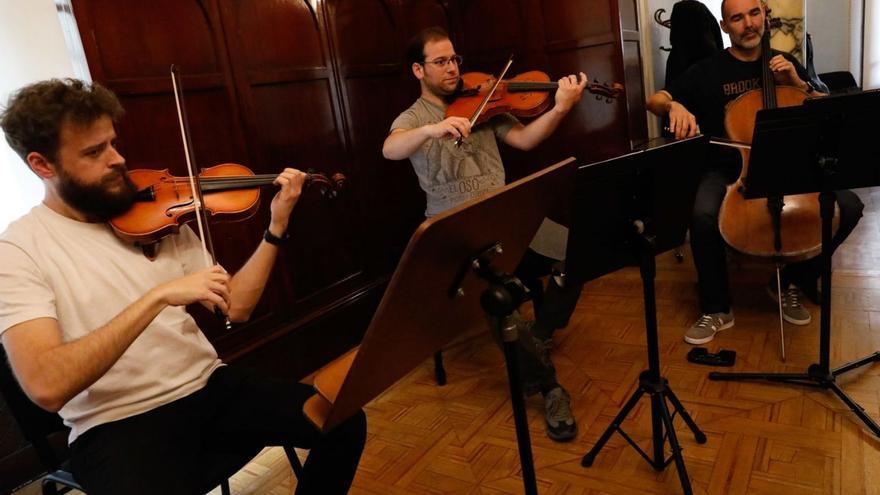 Arriba, ensayo del «Septimino» de Beethoven en el Conservatorio Julián Orbón, ayer; a la derecha, el pianista solista del Concierto de primavera en la Casa de Cultura. | Mara Villamuza