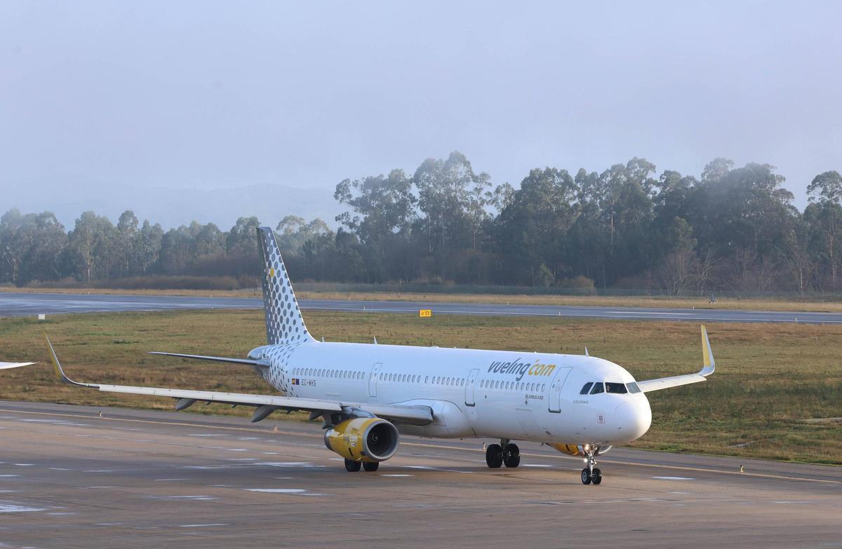 Un avión de Vueling en el aeropuerto de Vigo-Peinador el pasado mes de diciembre.