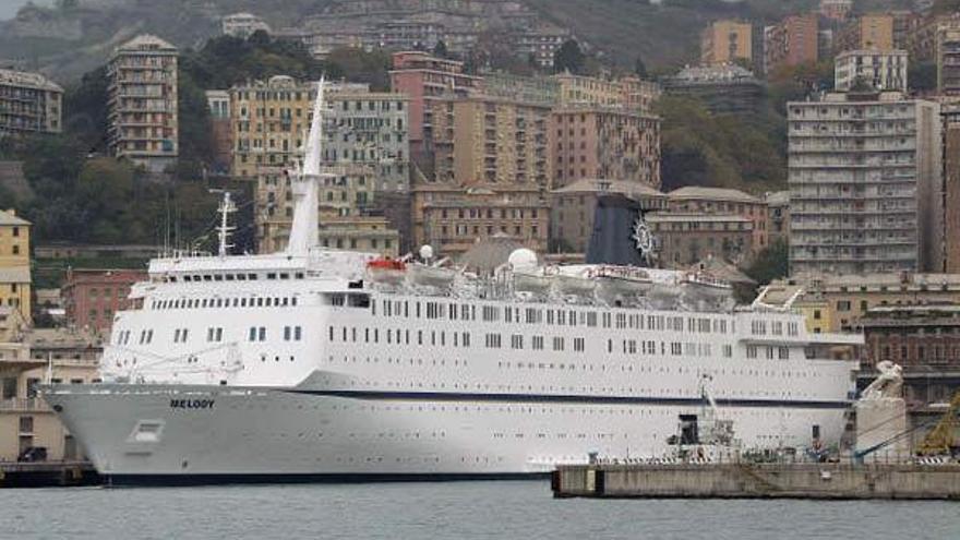 Foto de archivo sin fechar del barco italiano MS Melody de la compañía MSC Crociere S.A. amarrado en el puerto de Génova. El barco, con más de mil pasajeros a bordo, consiguió escapar a un ataque pirata cuando se encontraba a 180 millas al norte de las islas Seychelles, informaron hoy domingo 26 de abril los medios italianos. Seis personas armadas con fusiles Kalashnikov a bordo de una embarcación ligera dispararon anoche contra el crucero, pero gracias a las maniobras evasivas del comandante la nave logró escapar, según las mismas fuentes.