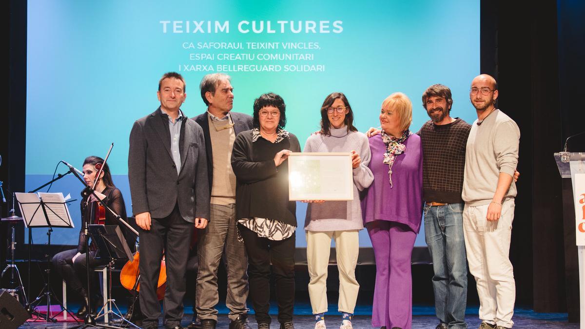 Els responsables del projecte Teixir Cultures recullen l’ajuda Projectes que Canvien el Món.