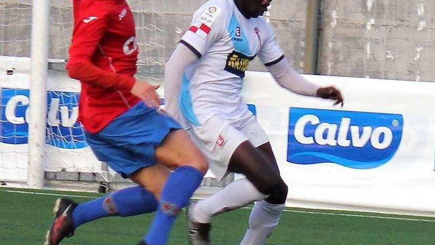 Sylla conduce el balón en una acción en As Eiroas. // FdV