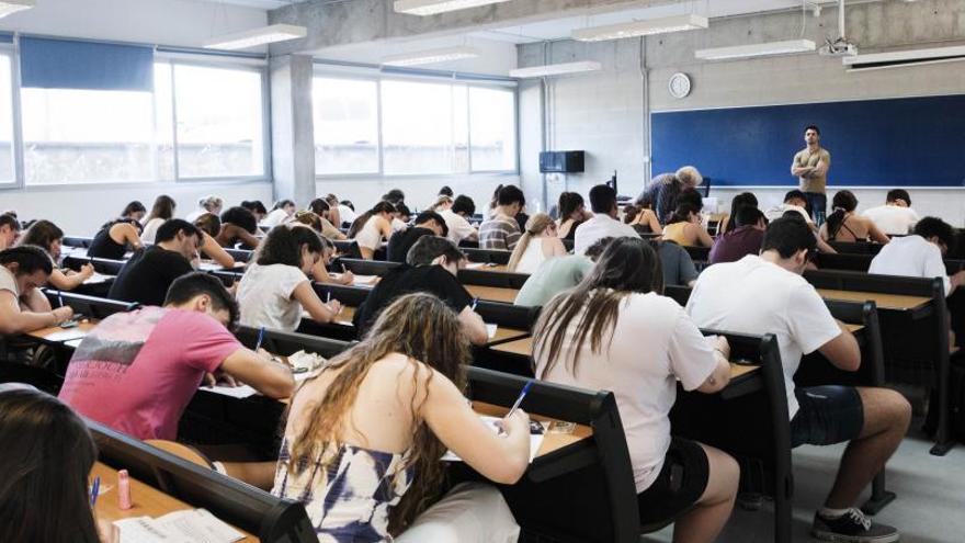 Varios estudiantes en un examen de Selectividad en junio de 2022 en la UIB.