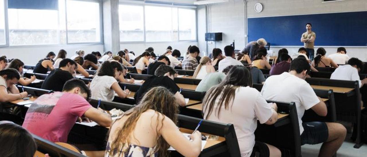 Varios estudiantes en un examen de Selectividad en junio de este año en la UIB.