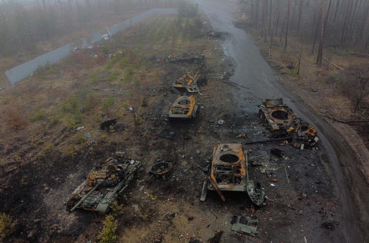 Esta imagen aérea muestra vehículos blindados rusos quemados en las afueras de Kiev