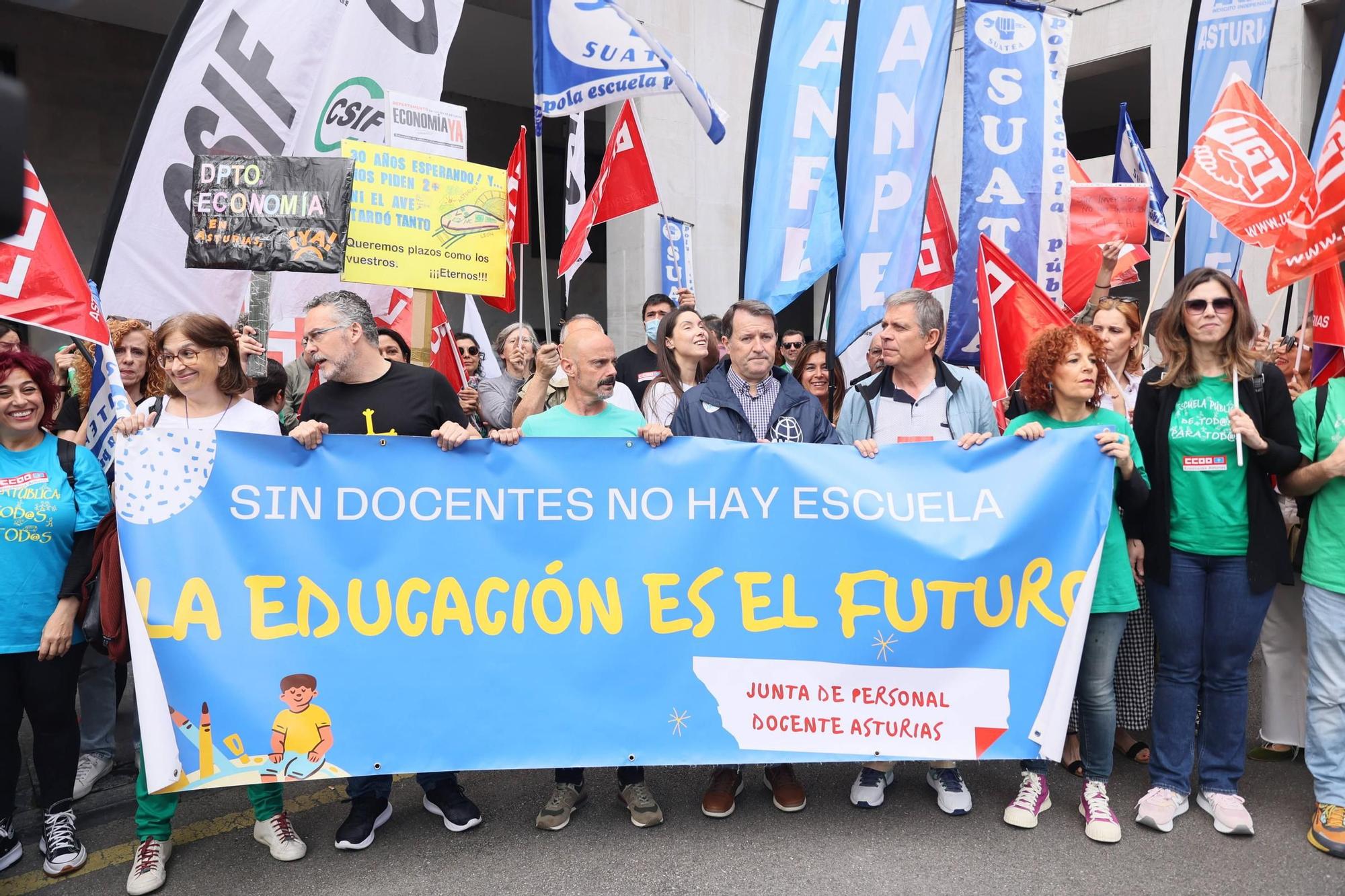 EN IMÁGENES: La gran movilización de profesores de este domingo en Oviedo