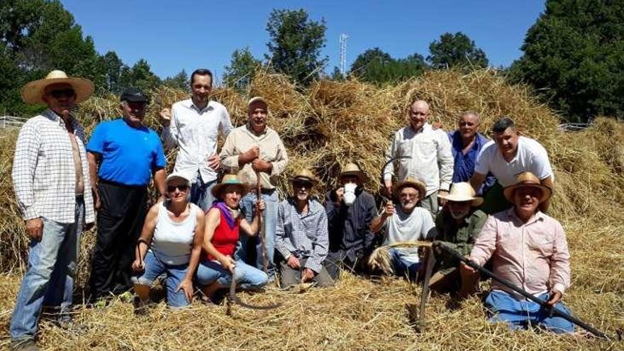 Vecinos e hijos de Mahìde que han participado en la tradicional labor.