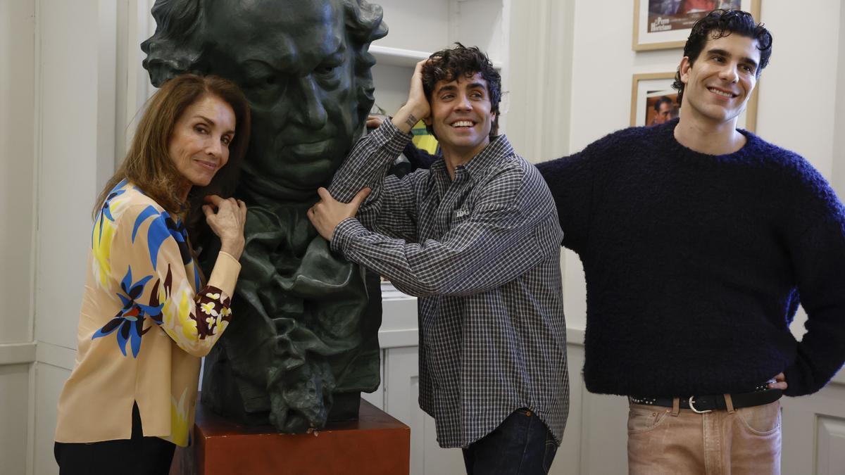 La artista Ana Belén junto a los directores Javier Ambrossi y Javier Calvo.