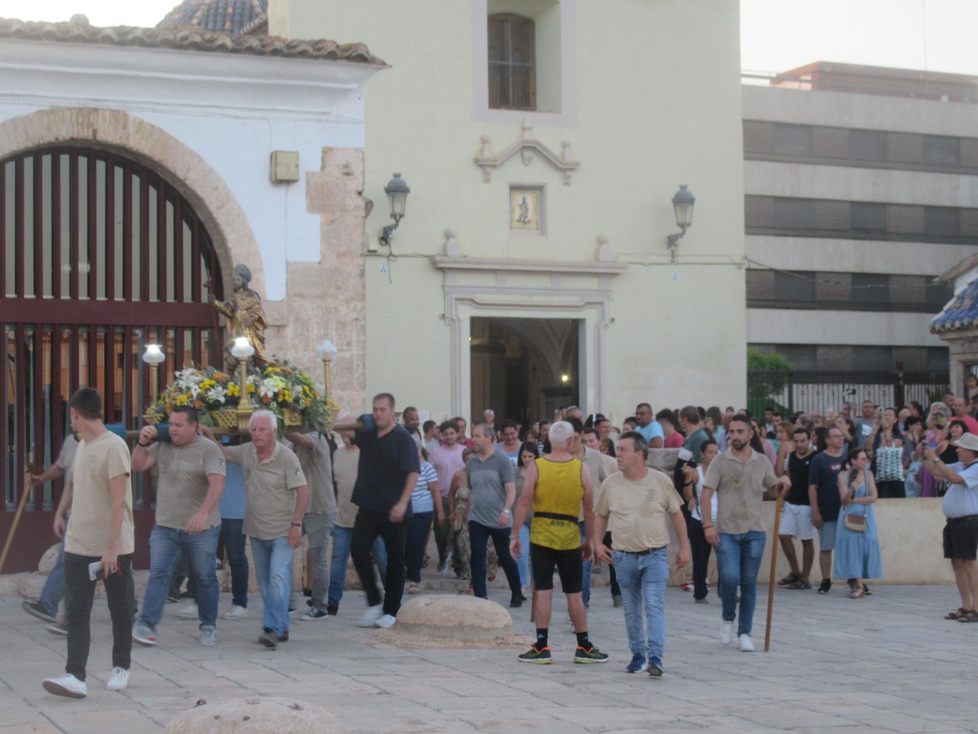 Sant Roc culmina los traslados de Burjassot con el regreso a la ermita