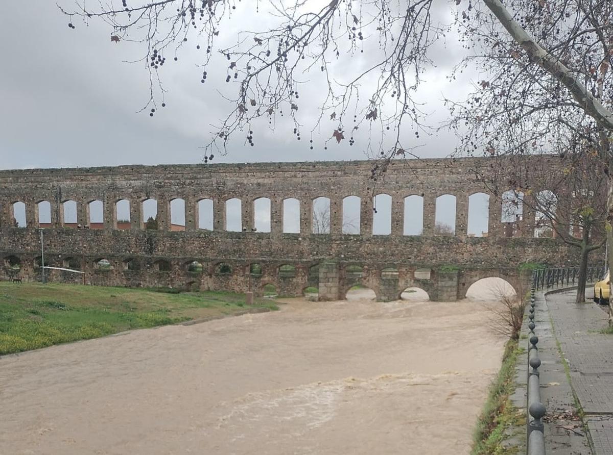 Las lluvias multiplican el caudal del río Albarregas.