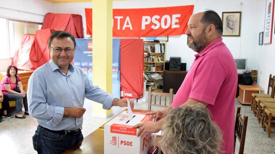 Miguel Ángel Heredia ha acudido a votar a la Agrupación Socialista de Campanillas.