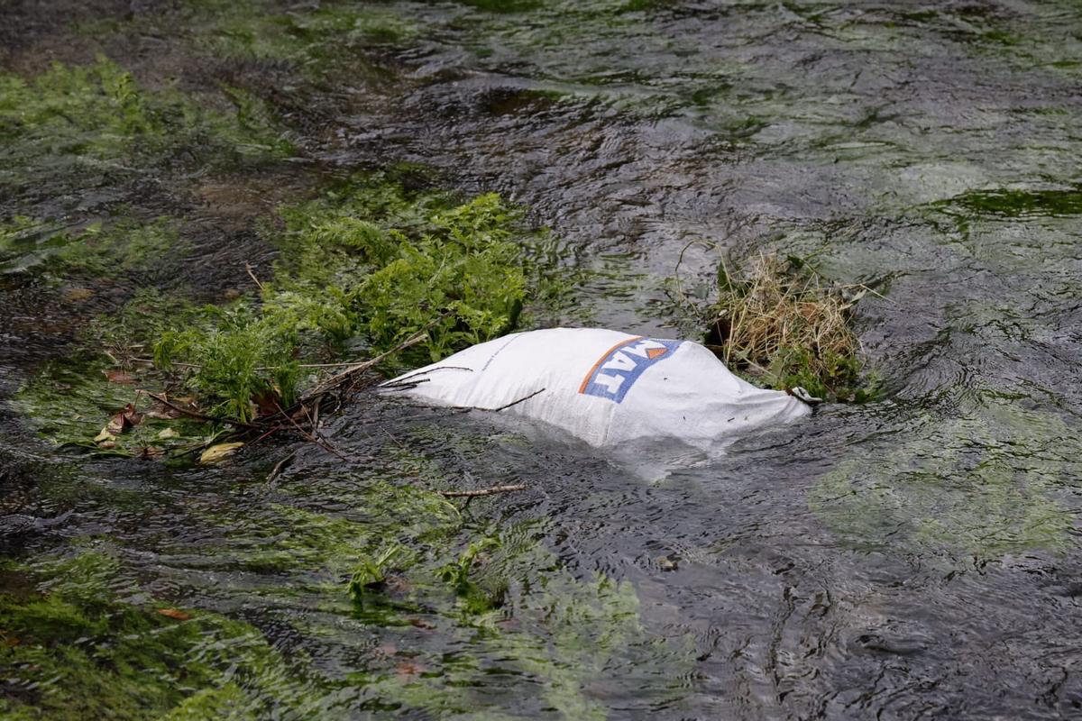 Aparecen varias bolsas de escombros en el río Sarela a su paso por Galeras