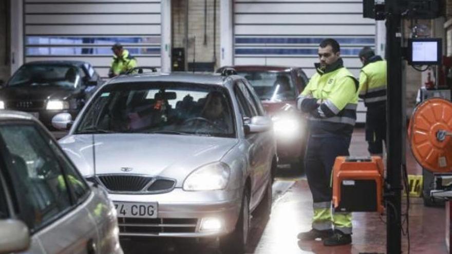 Multan a un coche por no tener la ITV pese a que la había pasado