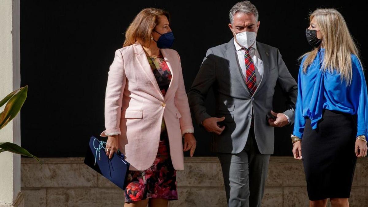 Elías Bendodo, ayer, junto a las consejeras Carmen Crespo y Patricia del Pozo tras el Consejo de Gobierno.