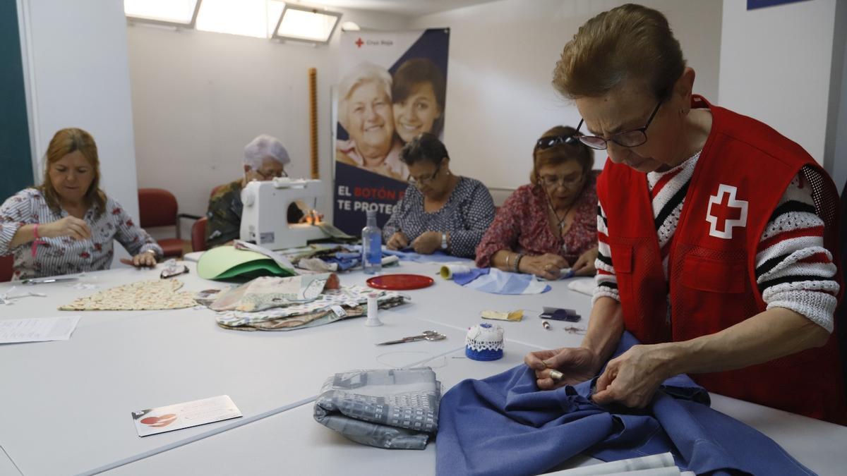 Manoli Naranjo, la monitora de Cruz Roja que guía a las participantes en la confección de los cojines.