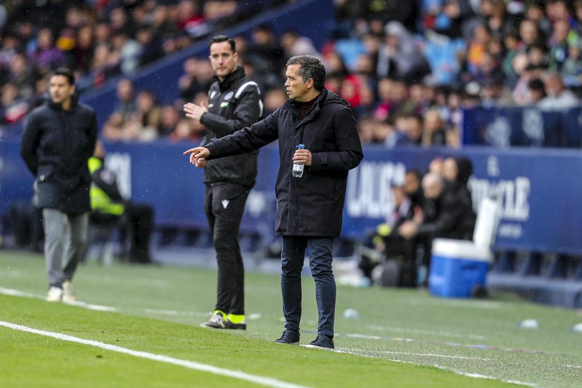 Luís Castro, entrenador del Levante UD, en un momento del partido de hoy en Orriols ante el Girona.