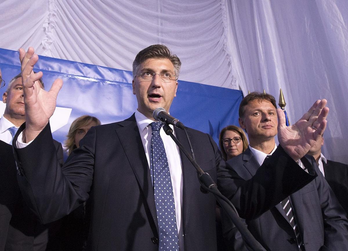 BAT05. Zagreb (Croatia), 11/09/2016.- Leader of the Croatian Democratic Union (HDZ) Andrej Plenkovic (C) celebrates his party’s victory in parliamentary elections in downtown Zagreb, Croatia, 11 September 2016. According to first projections, the HDZ won 62 seats in Croatia’s 151-seat parliament, defeating the 52 eats of Prime Minister Milanovic’s Social Democratic Party (SDP). (Croacia, Elecciones) EFE/EPA/ANTONIO BAT BAT05. Zagreb (Croatia), 11/09/2016.- Leader of the Croatian Democratic Union (HDZ) Andrej Plenkovic (C) celebrates his party’s victory in parliamentary elections in downtown Zagreb, Croatia, 11 September 2016. According to first projections, the HDZ won 62 seats in Croatia’s 151-seat parliament, defeating the 52 eats of Prime Minister Milanovic’s Social Democratic Party (SDP). (Croacia, Elecciones) EFE/EPA/ANTONIO BAT