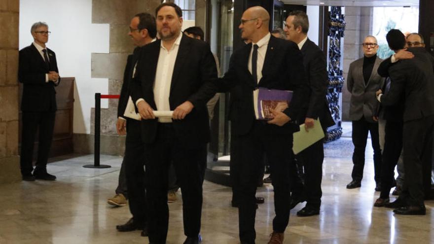Oriol Junqueras i Raül Romeva a l&#039;entrada del Parlament