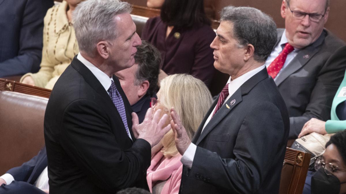 El líder republicano de la Cámara de Representantes, Kevin McCarthy (i), habla con el representante republicano de Georgia, Andrew Clyde