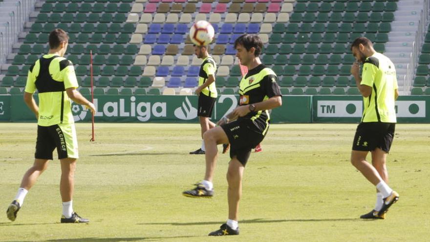 Pacheta y varios jugadores, durante el entrenamiento de este miércoles