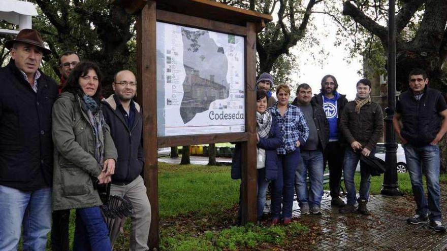 Codeseda Viva colocó ayer un cartel explicativo de su ruta en la robleda de A Sagrada. // Bernabé / Javier Lalín