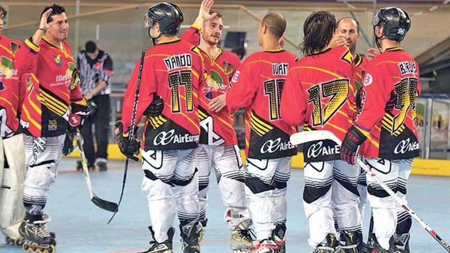 Los jugadores del Espanya celebran su victoria de ayer.