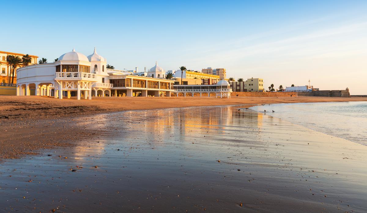 La playa de La Caleta en el casco urbano de Cádiz