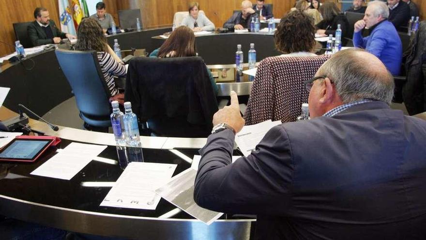 El popular Antonio Rodríguez interpela al alcalde en la comparecencia de este. // Bernabé/Luismy