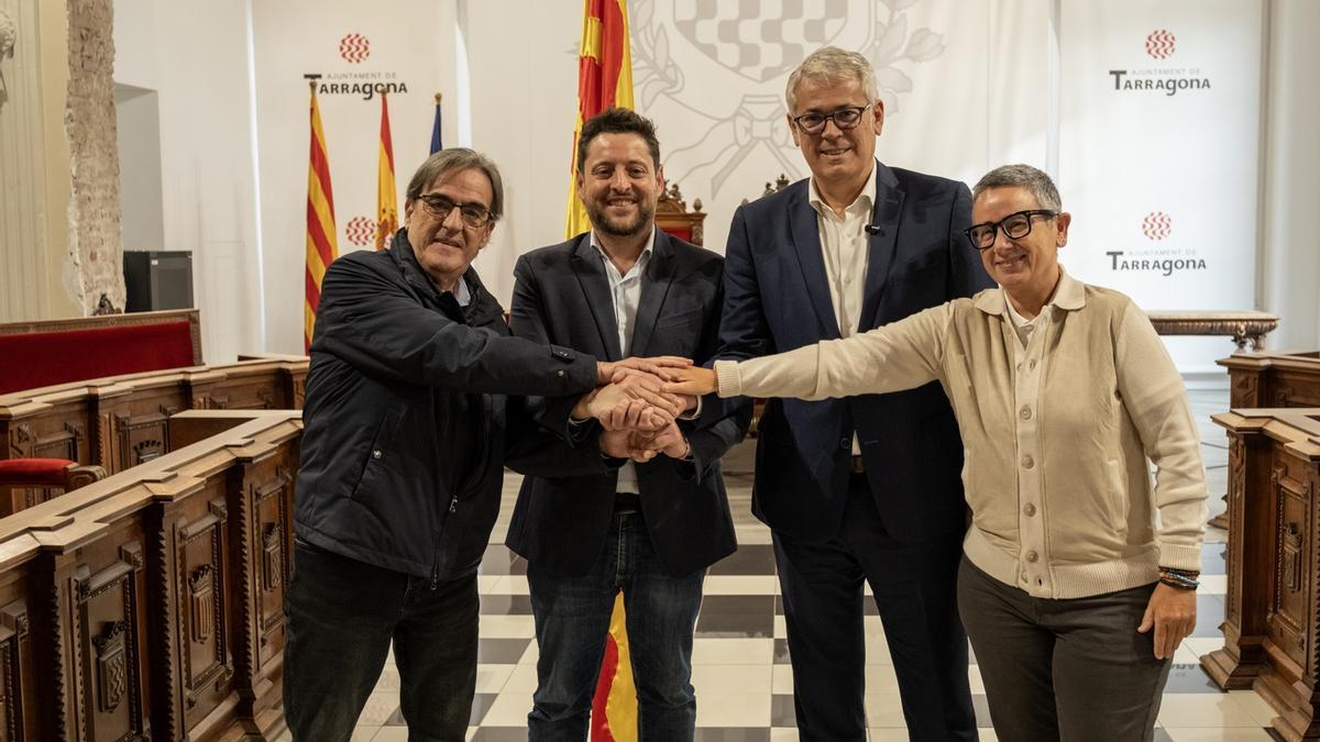 El alcalde de Tarragona, Rubén Viñuales, con los concejales de Junts, Jordi Sendra y Josep Manresa, y la concejal de Hacienda, Isabel Mascaró.