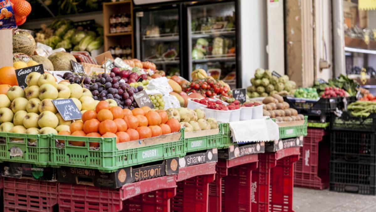 Exterior duna botiga de fruites i verdures amb el gènere exposat