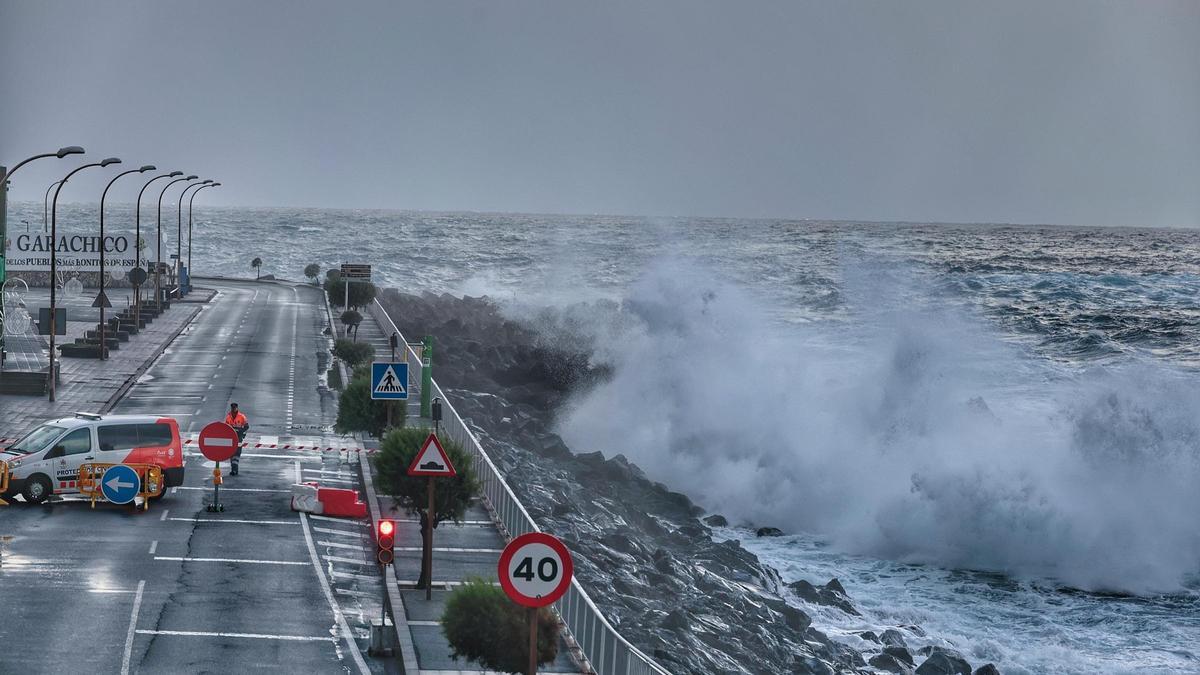 Olas de varios metros y zonas valladas ante el temporal marítimo en la costa de Tenerife
