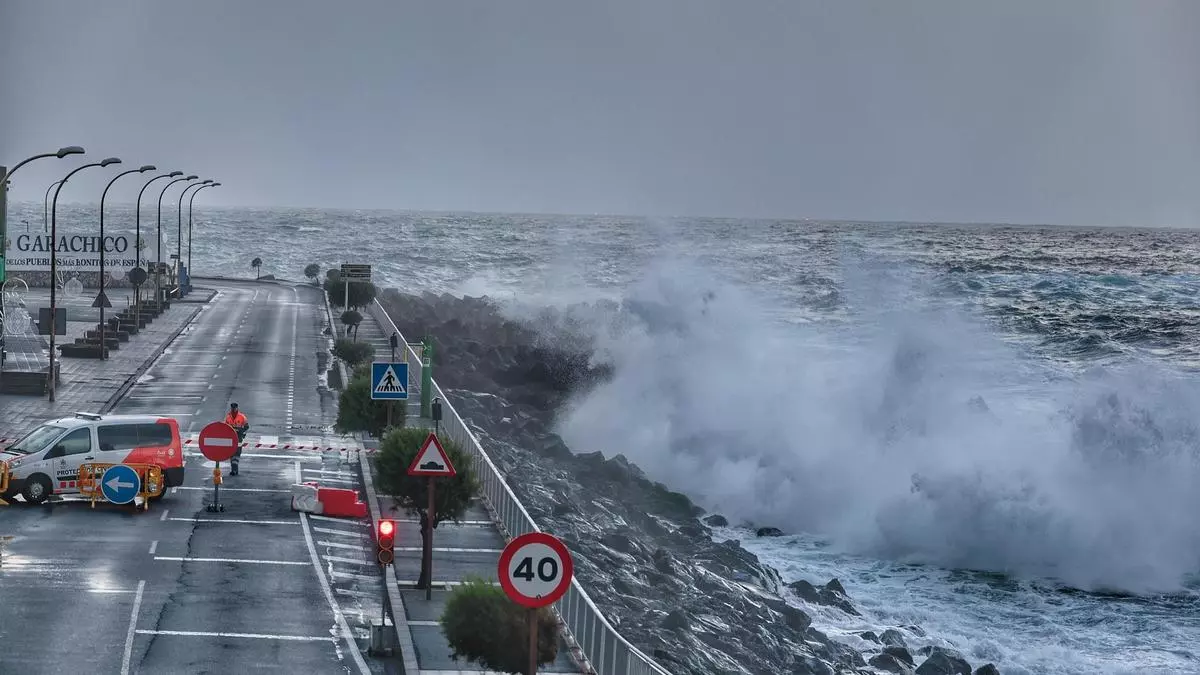 Canarias desactiva la mayoría de alertas tras el paso de la borrasca Emilia y mantiene la precaución en la costa