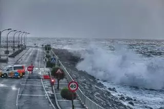 Olas de varios metros y zonas valladas ante el temporal marítimo en la costa de Tenerife