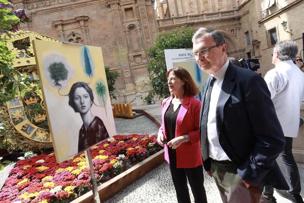 Rosa Vivanco y José Ballesta con la obra que ilustra el cartel de esta edición del festival.