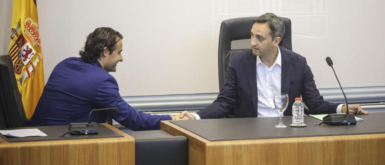 César Sánchez hablando con Eduardo Dolón en el último pleno del pasado mandato.