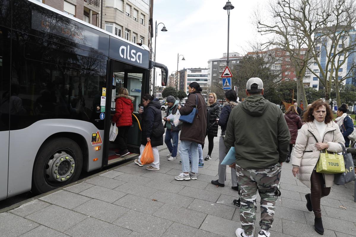 Usuarios se suben a un autobús en Las Meanas.