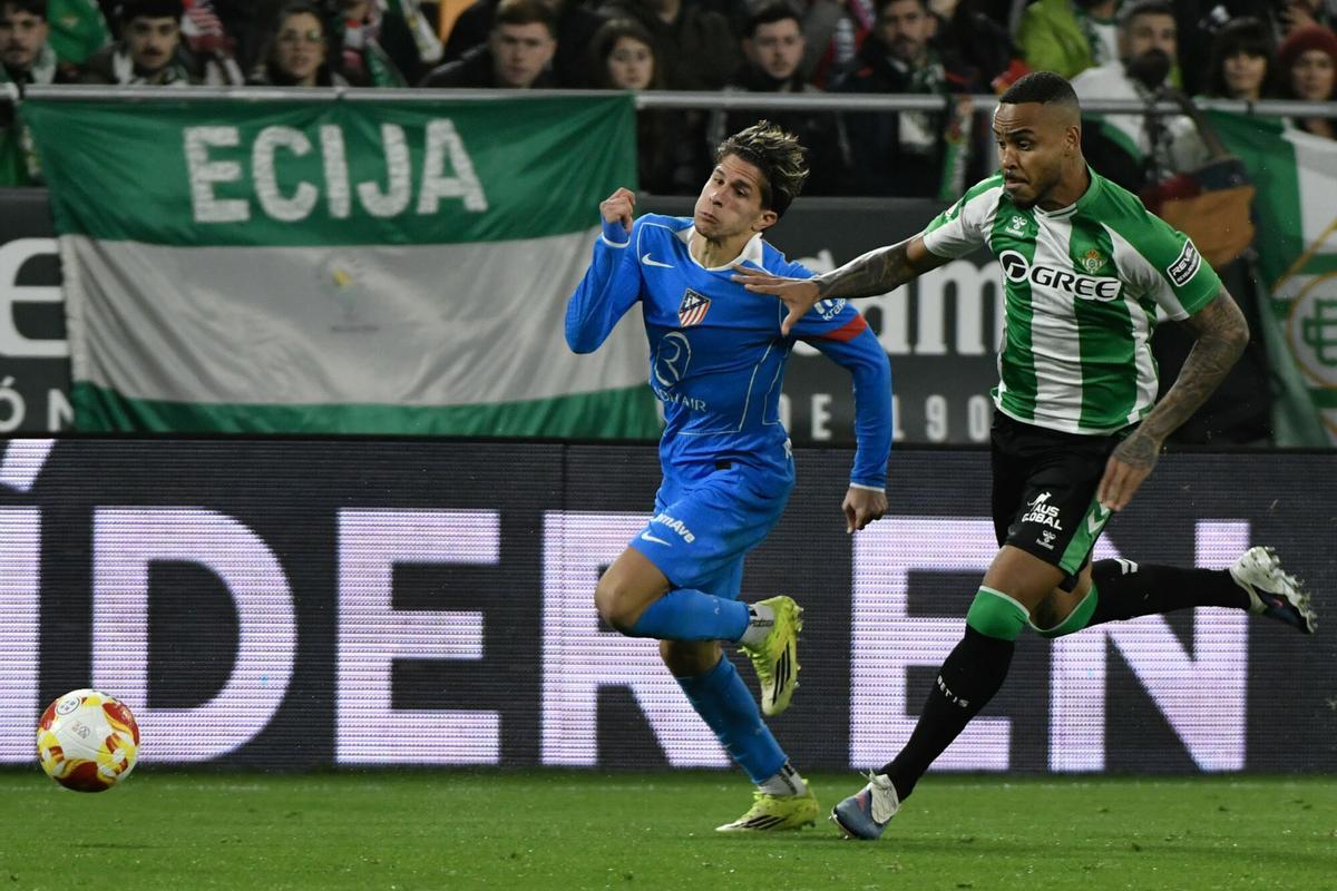 Natan disputa un balón con Giuliano Simeone en el Betis-Atlético de Madrid de Copa del Rey