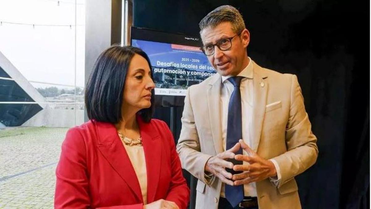 El alcalde de Almussafes, con la actual secretaria de organización del PSOE, Rebeca Torró, en una imagen de archivo.