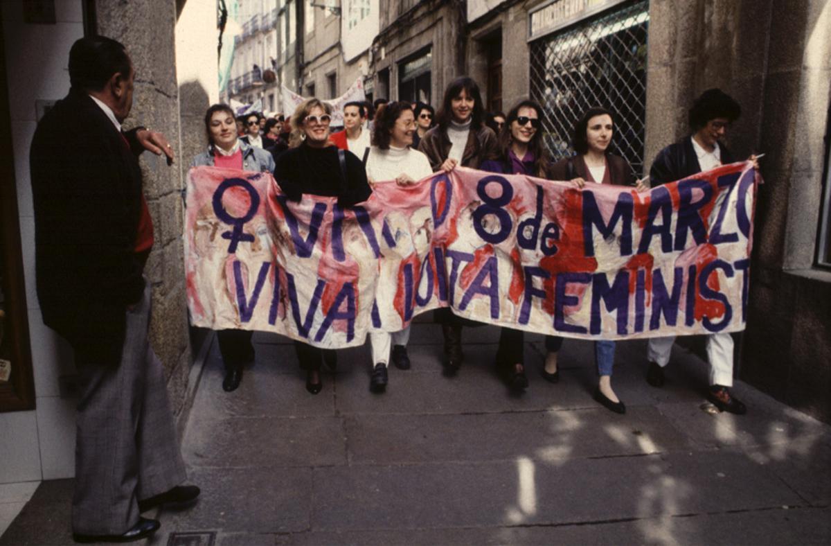 Manifestantes en Santiago de Compostela el 8M en 1992