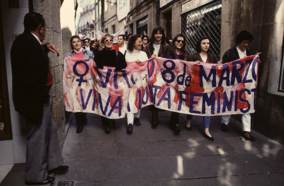 Manifestantes en Santiago de Compostela el 8M en 1992 (2).jpg