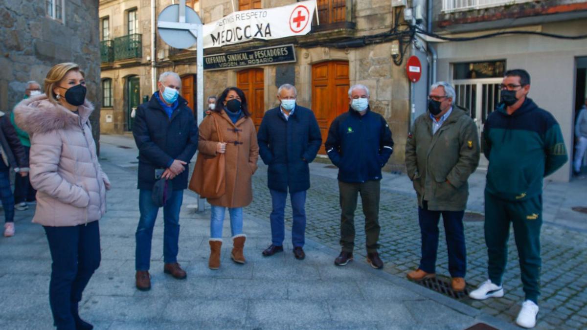 Los técnicos visitarán el centro médico de Vilaxoán para estudiar cómo reabrirlo. En la imagen, la visita institucional de ayer.