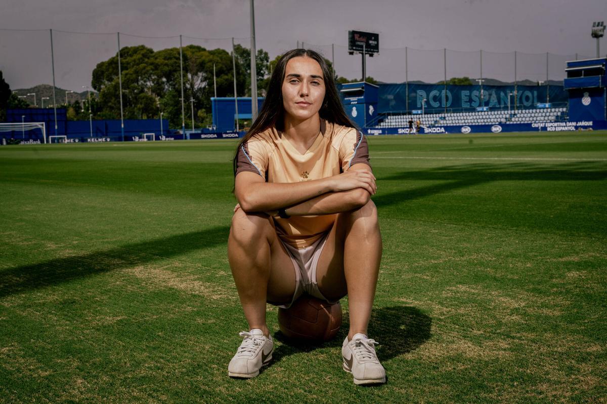 Barcelona 26/08/2026 Deportes. Ona Baradad,jugadora del Espanyol,en la Ciutat Esportiva Dani Jarque tras la entrevista con El Periódico. AUTOR: JORDI OTIX