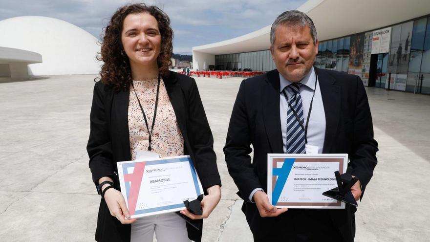 Claudia Fernández, directora de marketing de ABAMobile, y Francisco Javier Cobos, director de negocio de Imasa Technologies, con sus respectivos galardones, ayer, en el Centro Niemeyer de Avilés. | Mara Villamuza