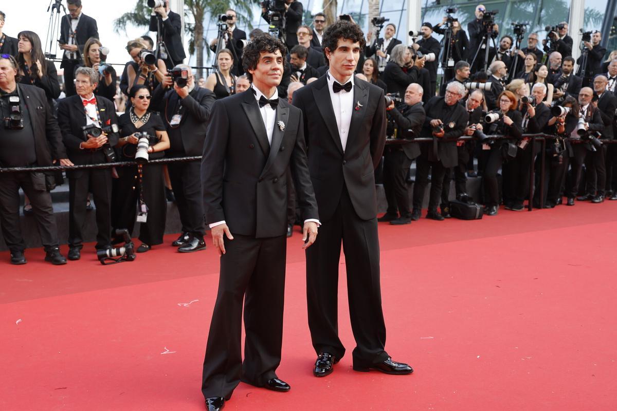 Javier Ambrossi y Javier Calvo en la presentación de 'La Bola Negra' (The Black Ball) en Cannes.