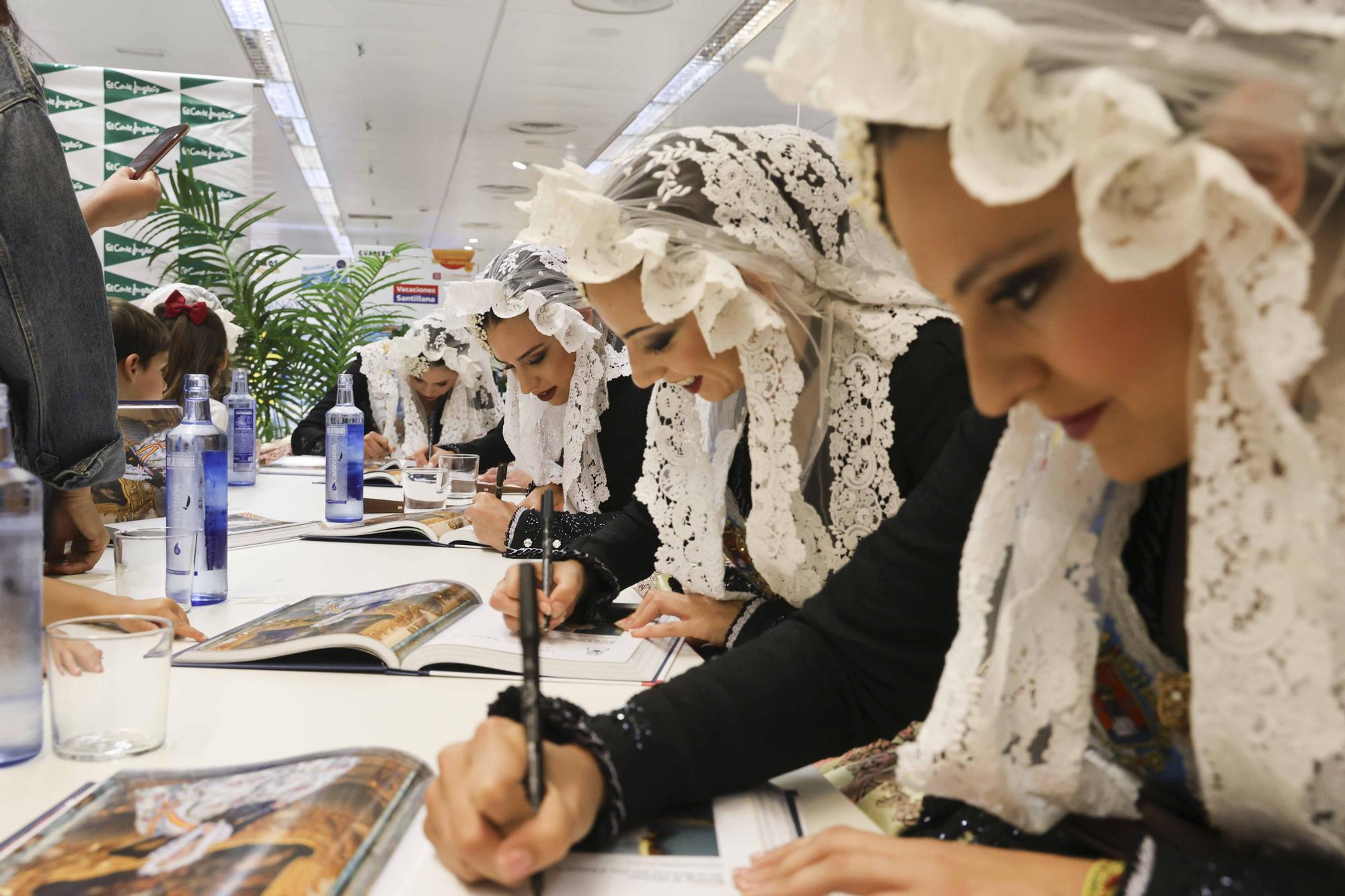 Les Belleas del Foc y sus Damas de Honor firman el Festa de Fogueres en El Corte Inglés