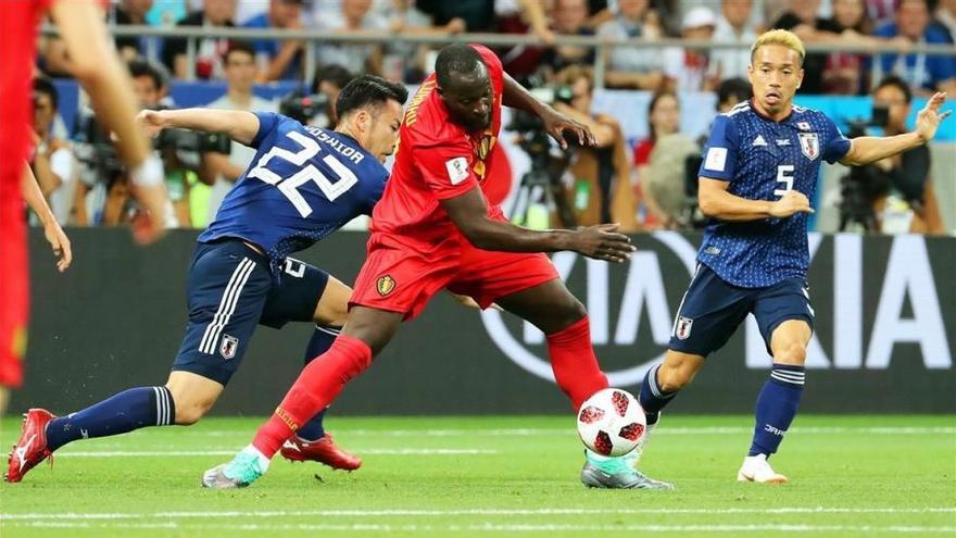 Bélgica remonta dos goles a Japón y se clasifica en el tiempo añadido