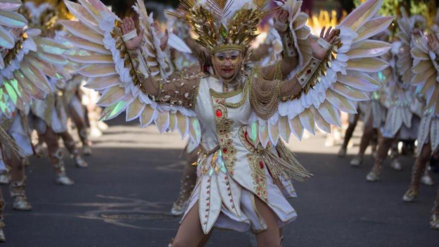 80.000 personas siguen el mayor desfile de carnaval de la historia de Badajoz