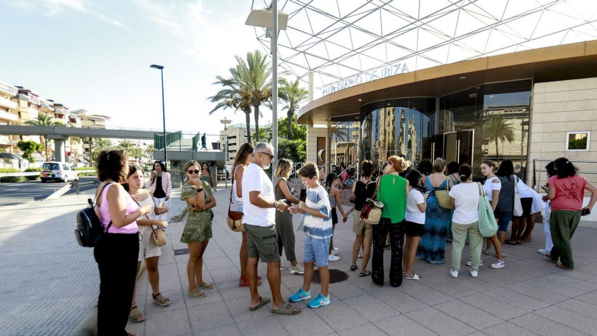 Los asistentes formaron una pequeña cola antes de entrar al Club Diario de Ibiza mientras Lina Planells  y Marilín Franch comprobaban las inscripciones de los asistentes a la jornada.