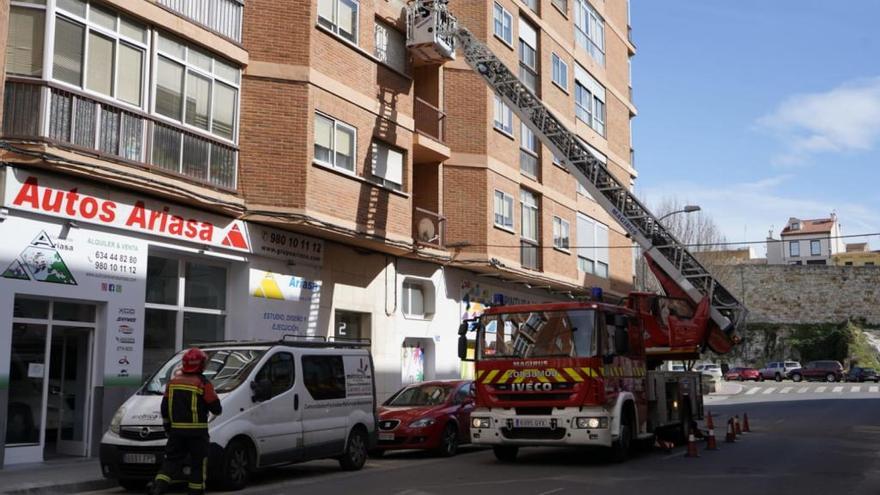 Los bomberos actúan para evitar nuevos desprendimientos en la calle Puentica de Zamora.
