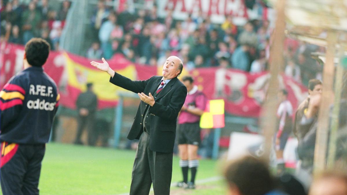 15/03/1998. FOTO ANTIGUA DEL PARTIDO. JOSE MANUEL DIAZ NOVOA. ENTRENADOR DEL SPORTING. FUTBOL. 1. REAL OVIEDO. SPORTING. DERBI. FOTOS ESCANEADAS DE NEGATIVO