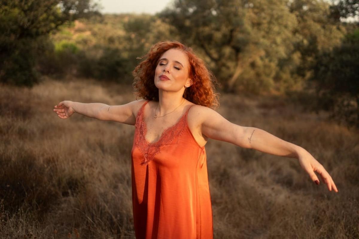 Imagen del videoclip de 'Mil veces' de Macarena Robles